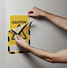 Durable 4945-130 - Cadre d'affichage magnétique SECURITY, A4 face avant avec cadre jaune/noir, bandes magnétiques qui recouvrent totalement les bordures de la face arrière, insérable comme format portrait ou paysage, 2 cadres colorés conforme à la norme ISO 3864-4 pour les couleurs de sûreté contenu: 5 pièces (4945-130) Durable 4945-130